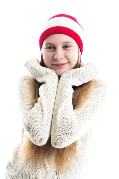 Счастье зимние праздники Рождество. Озил - улыбающаяся молодая женщина в красной шляпе, шарфе и на белом фоне . — стоковое фото