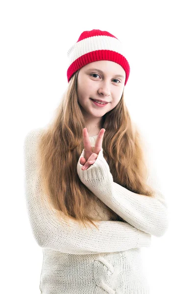 Bonheur vacances d'hiver Noël. Concept adolescent - jeune femme souriante en chapeau rouge, écharpe et sur fond blanc . — Photo