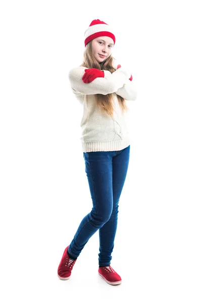 Felicità vacanze invernali Natale. Concetto adolescente - giovane donna sorridente in cappello rosso, sciarpa e su sfondo bianco . — Foto Stock