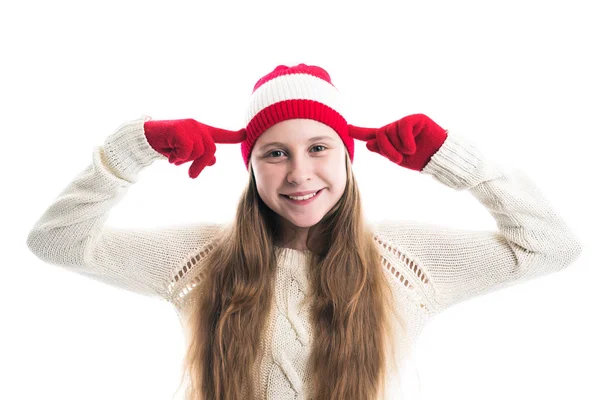 Geluk wintervakantie Kerstmis. Tiener concept - glimlachend jonge vrouw in rode hoed, sjaal en over witte achtergrond. — Stockfoto