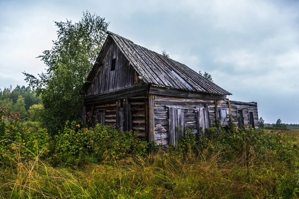 Bir Rus köyünde terk edilmiş eski ev. — Stok fotoğraf