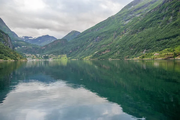 Norveç Fiyordu Doğa Dağ Yakınında Seyahat — Stok fotoğraf