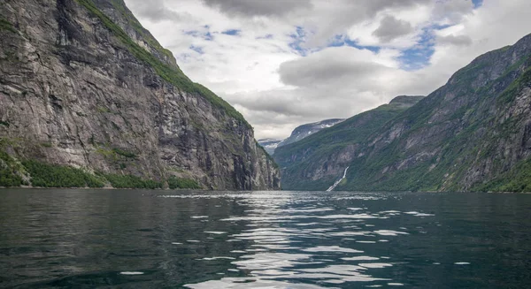 Reizen Noorwegen Fjord Natuur Buurt Van Berg Water — Stockfoto