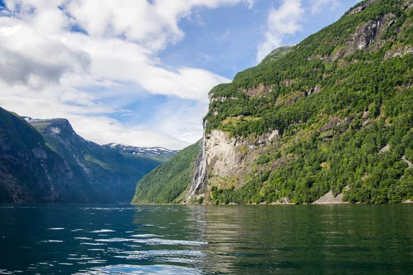 Viajar Noruega Fiorde Natureza Perto Montanha Água — Fotografia de Stock