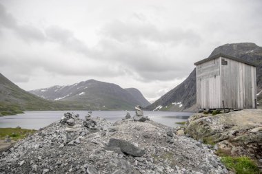 Ahşap küçük tuvaletin içine hiçbir yerde Norveç dağ otelinin konumu