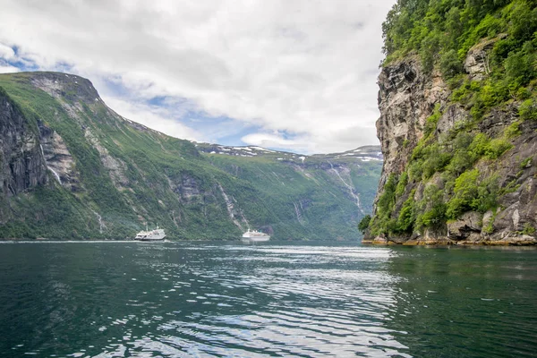 Viajar Noruega Fiorde Natureza Perto Montanha Água — Fotografia de Stock