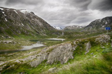 Yaz tatili sırasında yüksek dağ içinde Norveç'te seyahat hiking