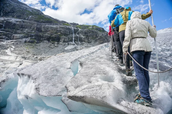 Природные Путешествия Норвегии Группа Туристов Ледниковом Туре — стоковое фото