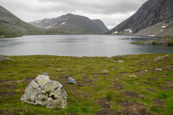 Yaz Tatili Sırasında Yüksek Dağ Içinde Norveç Seyahat Hiking — Stok fotoğraf