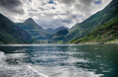 Norveç Fiyordu doğa dağ ve su yakınında seyahat