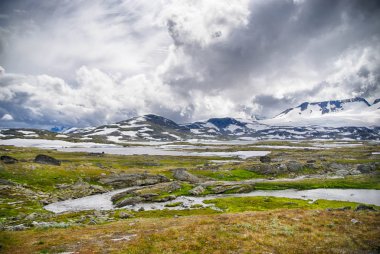 Europe tabiatı dramatik havada yürüyüş