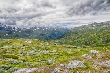 Europe tabiatı dramatik havada yürüyüş