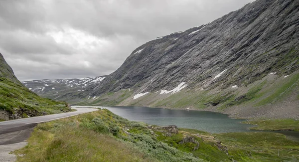 高山の夏の休暇中にノルウェーの旅行をハイキング — ストック写真