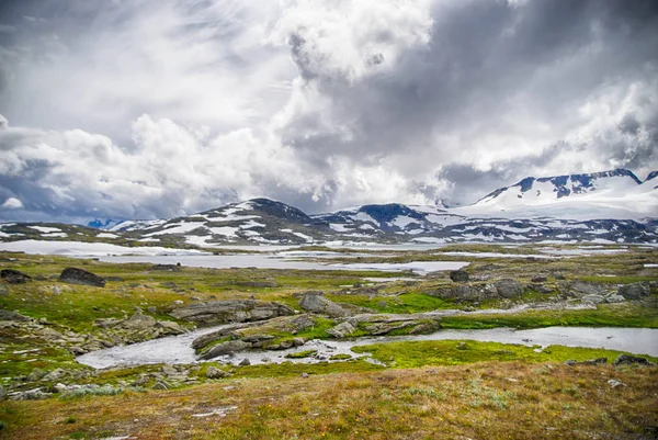 Europe tabiatı dramatik havada yürüyüş
