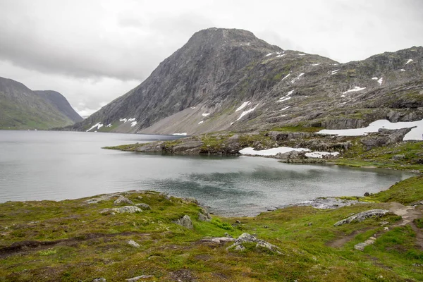 Caminhadas Viajam Noruega Durante Férias Verão Alta Montanha — Fotografia de Stock