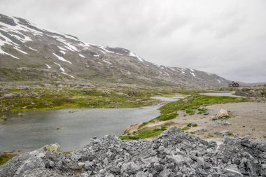 Yaz tatili sırasında yüksek dağ içinde Norveç'te seyahat hiking