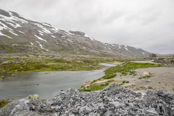 Caminhadas Viajam Noruega Durante Férias Verão Alta Montanha — Fotografia de Stock