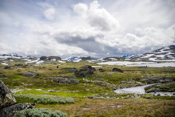Europe tabiatı dramatik havada yürüyüş