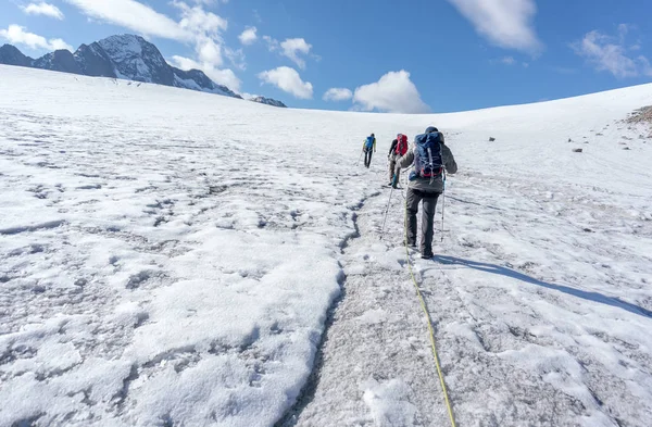 雪の氷河の極端なトレッキングの山の頂上へのハイキング — ストック写真