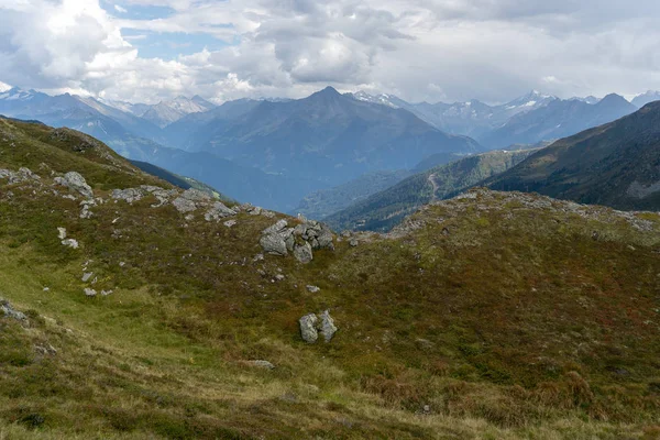 Äärimmäinen Loma Alpeilla Vaellus Vuoristopolulla — kuvapankkivalokuva