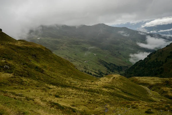 Día Lluvioso Las Nubes Montaña Colinas Verdes Sendero — Foto de Stock