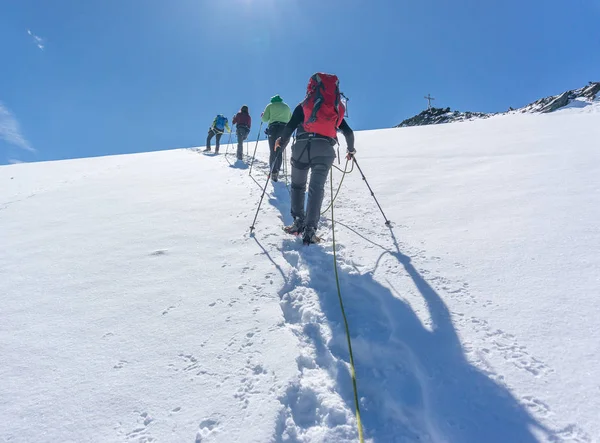 雪の氷河の極端なトレッキングの山の頂上へのハイキング — ストック写真