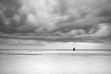 Bulutlar ve fırtına havası ve insan