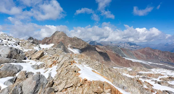 山頂へ向かう途中の雪と氷の景色 — ストック写真