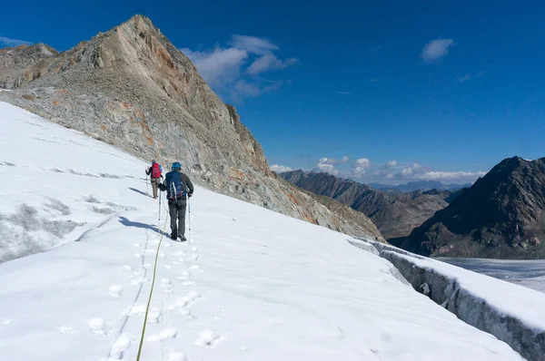 雪の氷河の極端なトレッキングの山の頂上へのハイキング — ストック写真