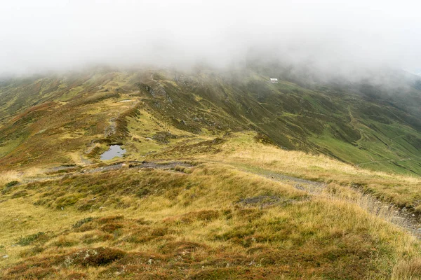 Jour Pluie Dans Les Nuages Montagne Les Collines Verdoyantes Sur — Photo