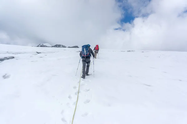 在雪地冰川上远足攀登山顶 — 图库照片