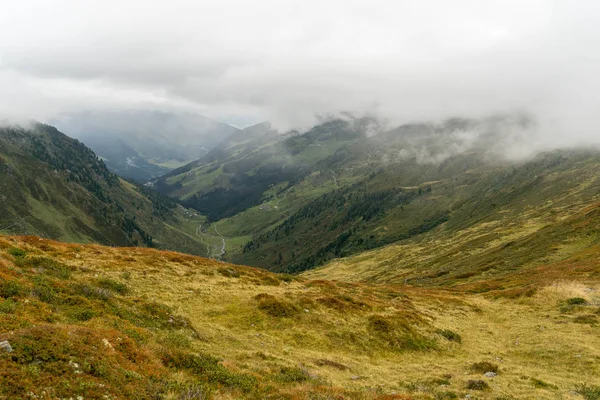 Día Lluvioso Las Nubes Montaña Colinas Verdes Sendero — Foto de Stock