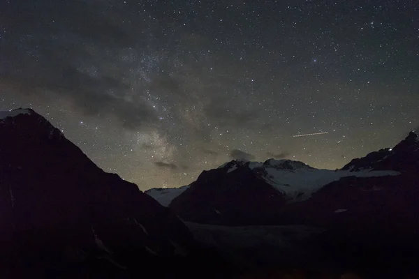 Nuit Étoilée Randonnée Extrême Dans Paysage Montagne — Photo