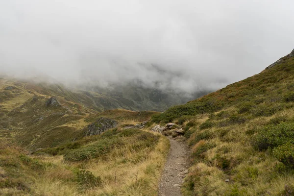 Дощовий День Гірських Хмарах Зелених Пагорбах Стежці Походу — стокове фото