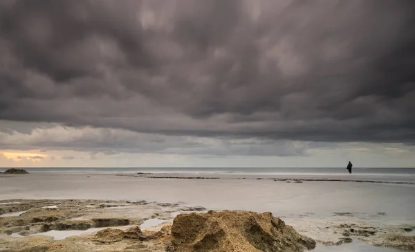 Dramatik Bulutlar Dalgalar Günbatımı Deniz Manzaralı Güçlü Rüzgar — Stok fotoğraf