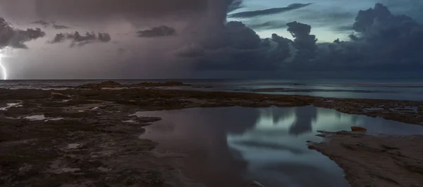 Storm Väder Med Blixtnedslag Havet Stranden — Stockfoto