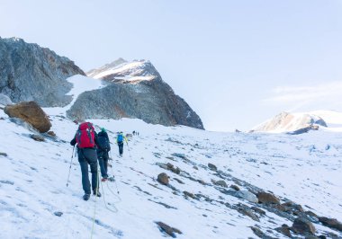 Kar buzulunun zirvesine doğru uzun bir yürüyüş.