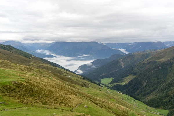 Regenachtige Dag Bergwolken Groene Heuvels Trekpad — Stockfoto