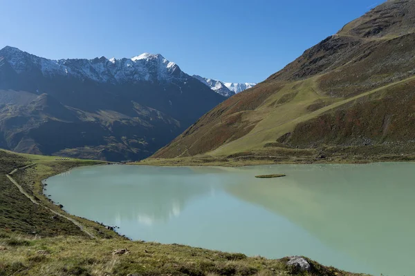 Trekking Montagna Con Lago Blu Attrazione Acquatica — Foto Stock