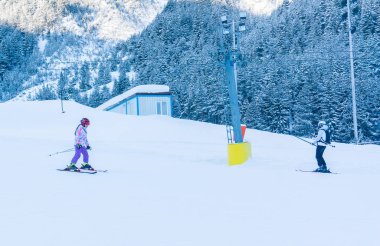 Çocuklar ve yetişkinler Bansko kayak dersleri