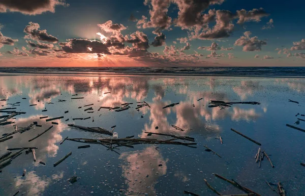 Coucher de soleil coloré sur la plage méditerranéenne d'Israël — Photo