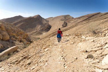 İsrail'in Negev Çölü'da yürüyüş