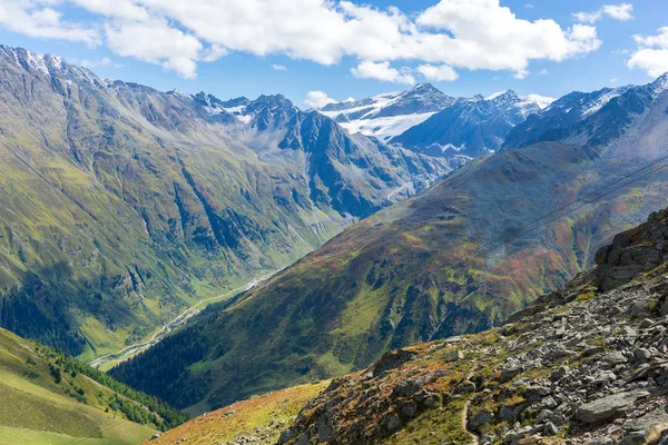 Trekking en los Alpes vacaciones de verano — Foto de Stock