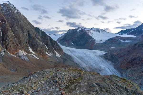 Puesta de sol en los Alpes viajes de montaña vacaciones — Foto de Stock