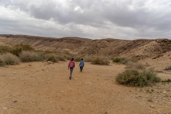 Niño en caminata trek del desierto israelí — Foto de Stock