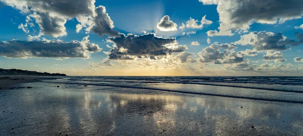 Matahari terbenam penuh warna di pantai Mediterania Israel — Stok Foto