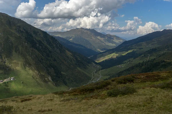 Retkeily Alpeilla kesäloma — kuvapankkivalokuva