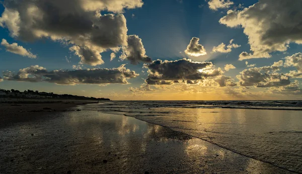 Matahari terbenam penuh warna di pantai Mediterania Israel — Stok Foto