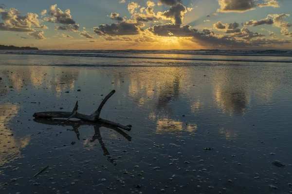 Coucher de soleil coloré sur la plage méditerranéenne d'Israël — Photo