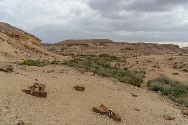 Téli sivatagban Izrael idegenforgalom trekking — Stock Fotó